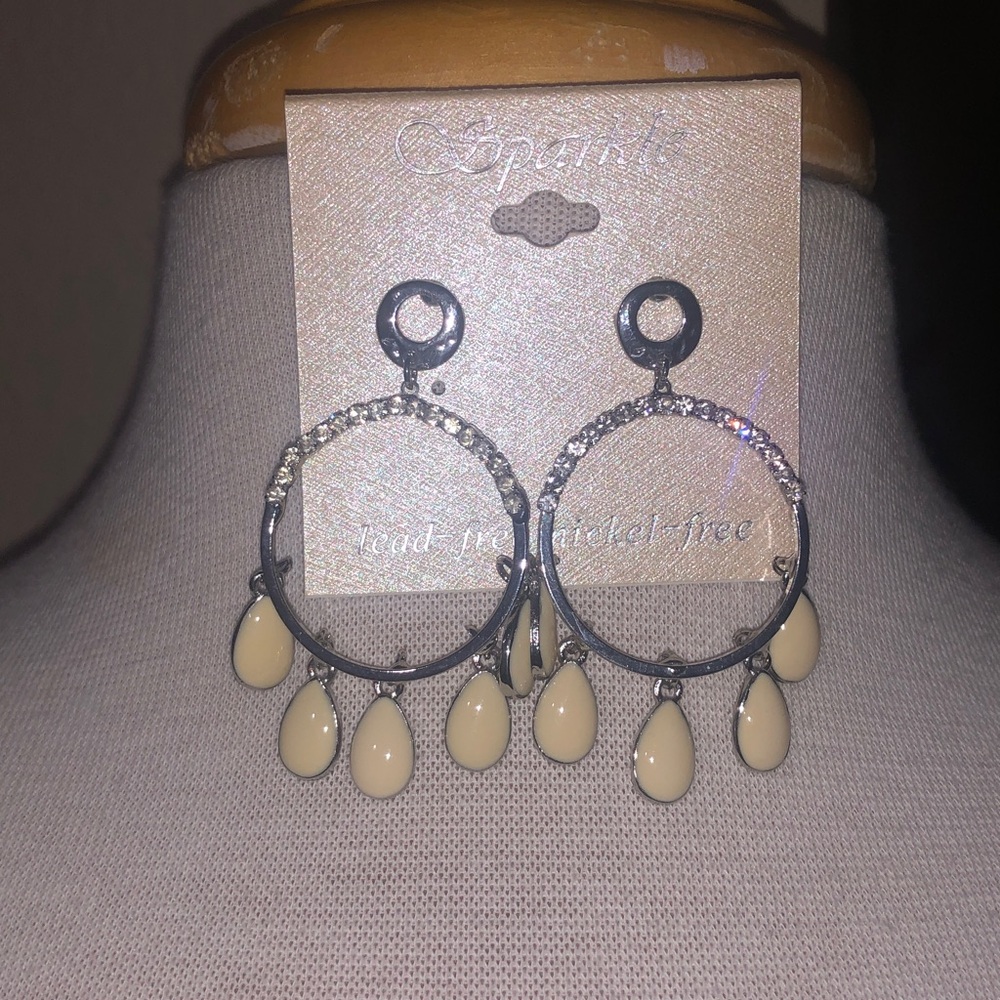 Circle w/ a 1” Circle Rhinestone & 5 Tear Shape Cream